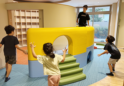 子供達が遊んでいる画像